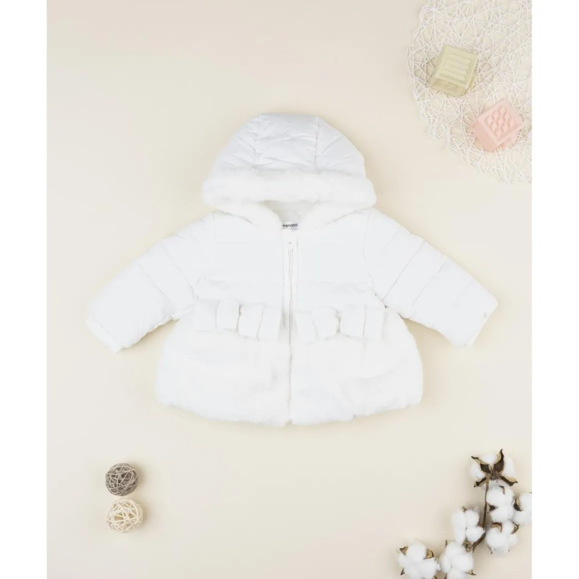 Abrigo acolchado niña blanco con inserto de peluche