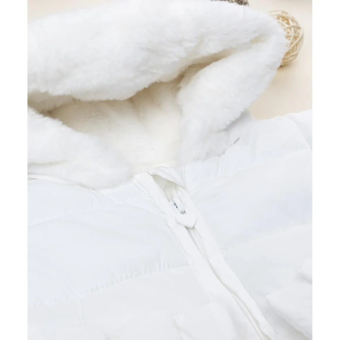 Abrigo acolchado niña blanco con inserto de peluche
