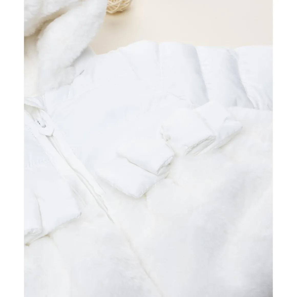 Abrigo acolchado niña blanco con inserto de peluche