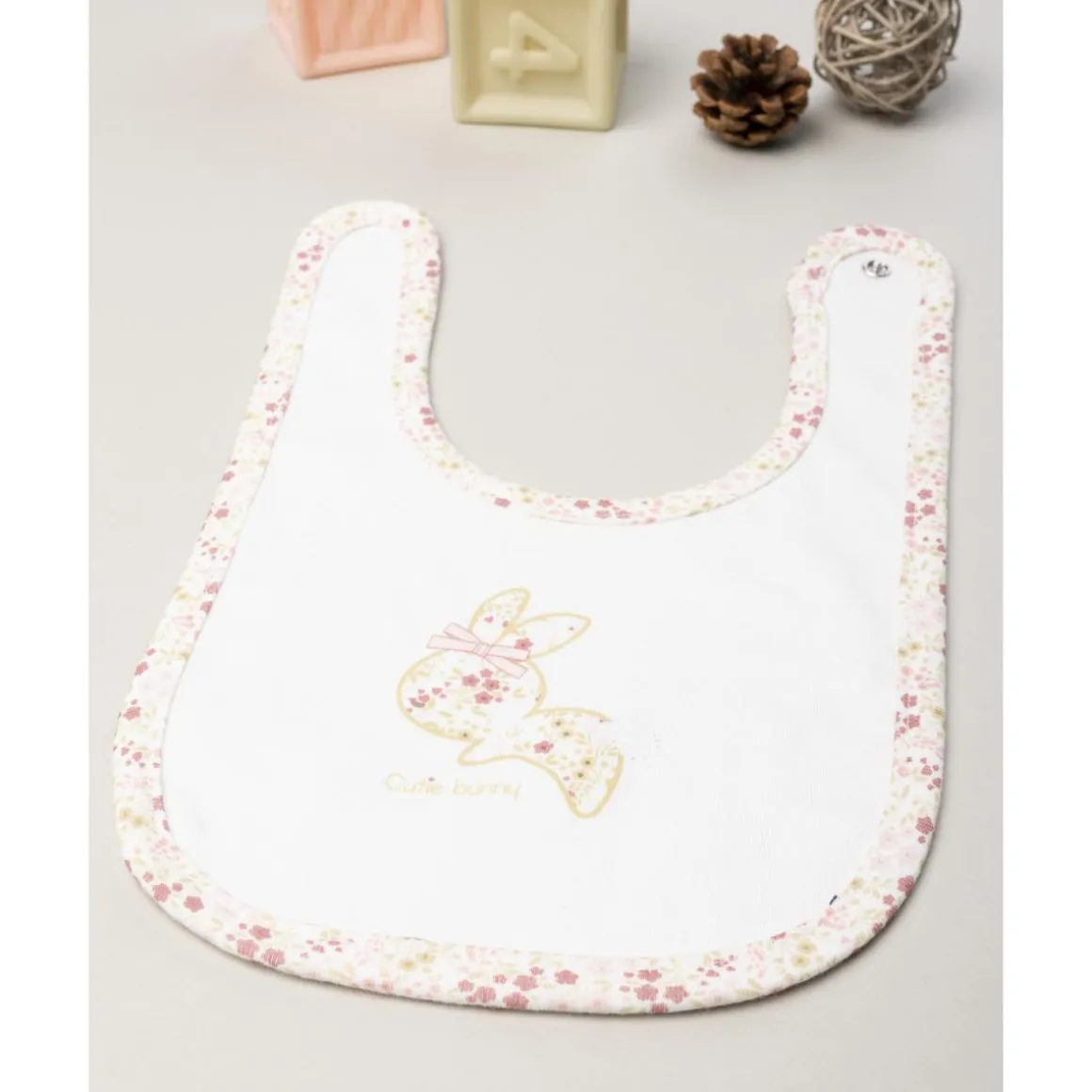 Babero con conejito y flores para niña