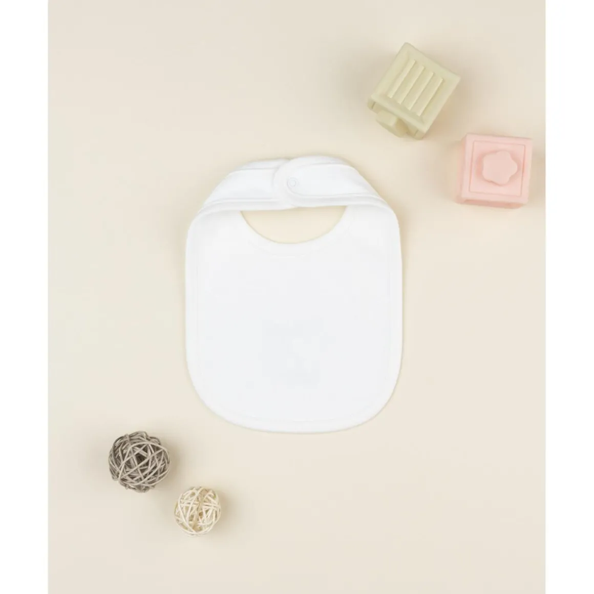 Babero para bebés en color crema con estampado