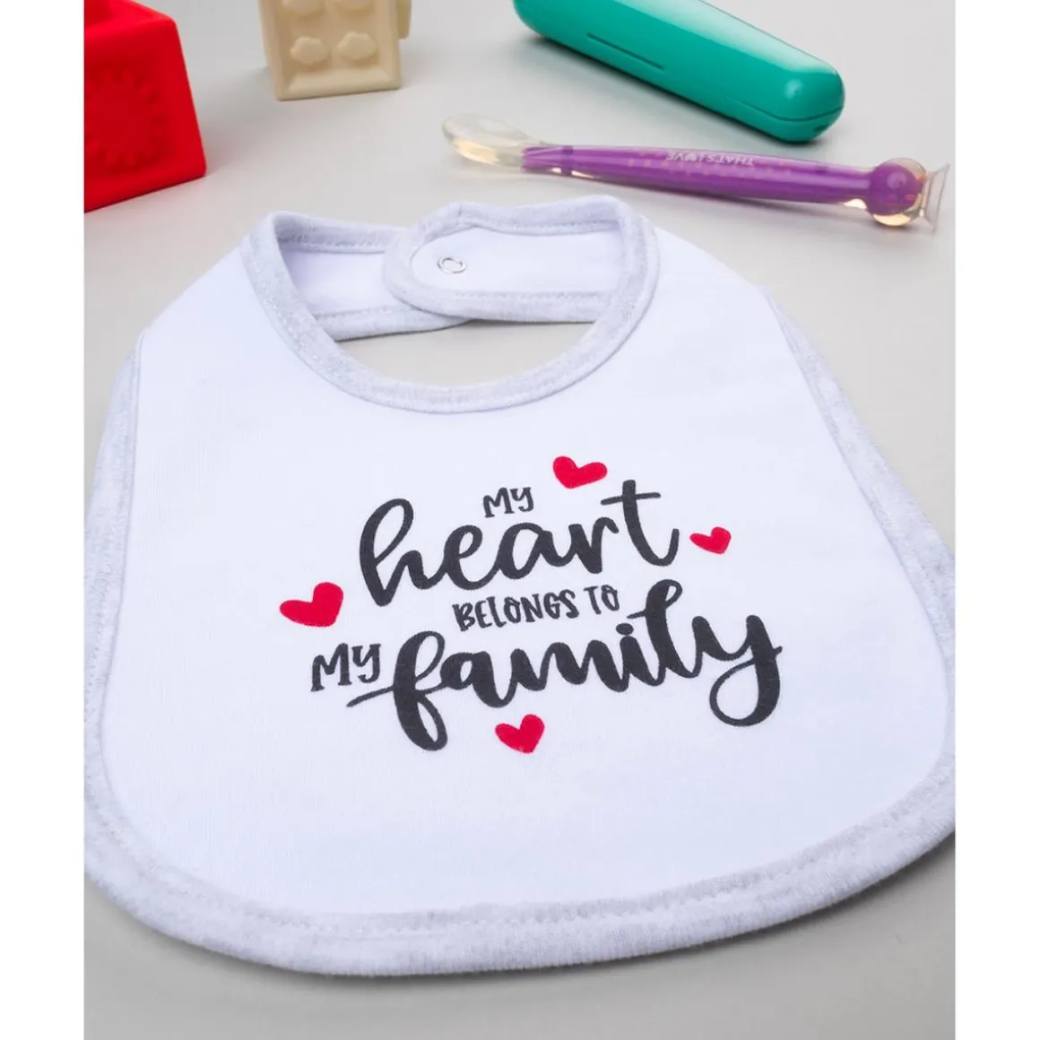 Babero Unisex Blanco y Gris "Family"