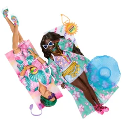 Barbie - Muñeca articulada con conjunto de moda y accesorios de viaje ㅤ