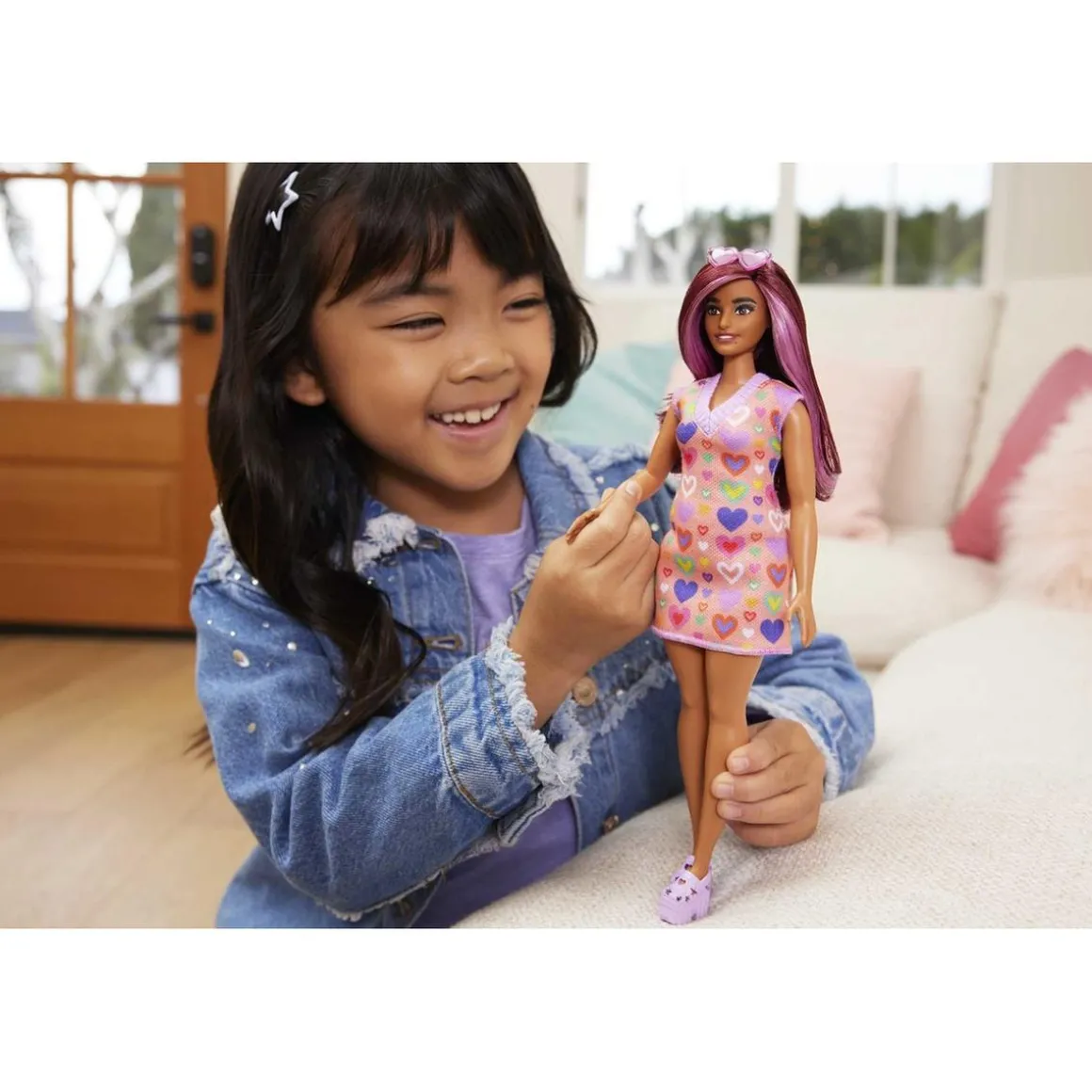Barbie - Muñeca Fashionista con vestido de corazones y accesorios de moda ㅤ