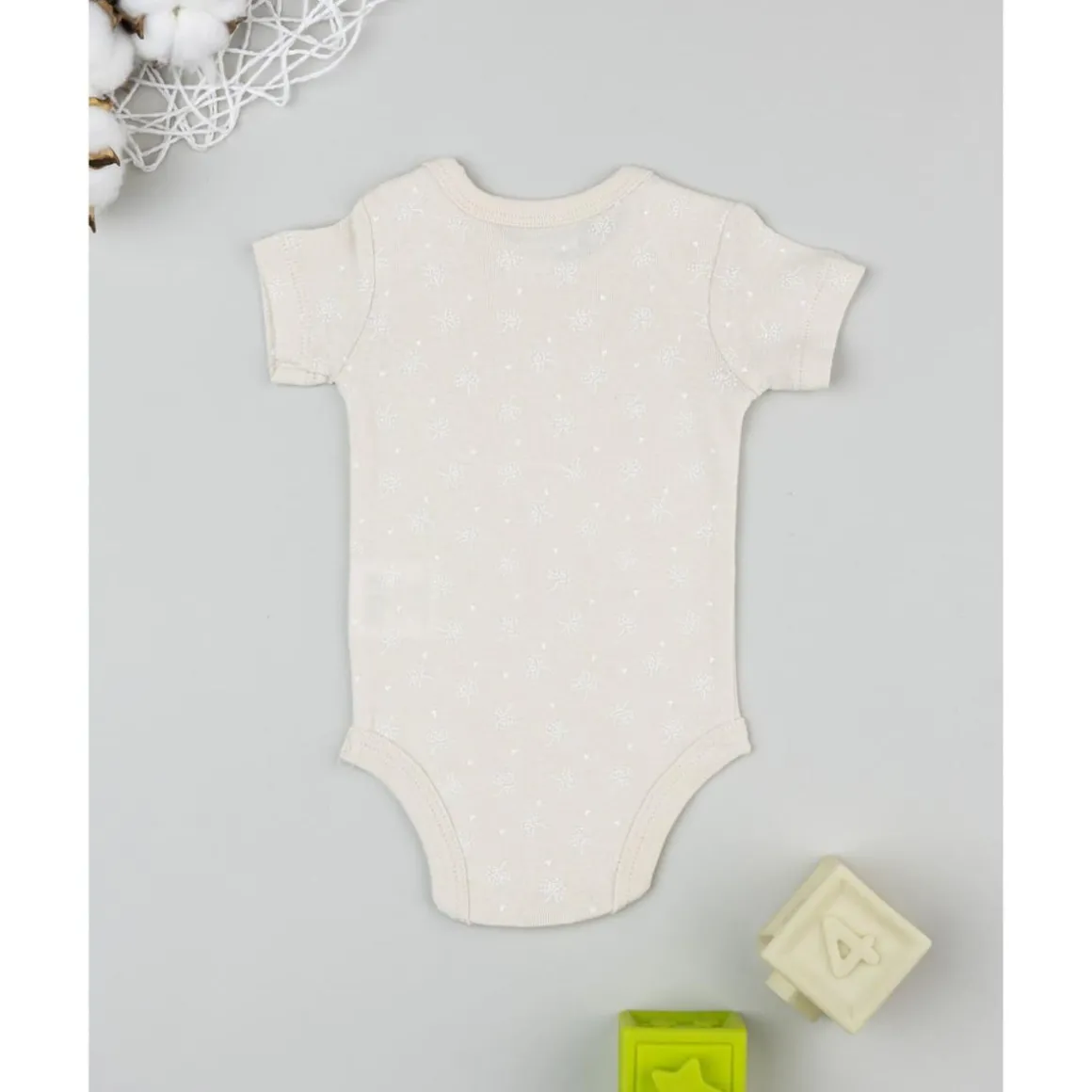 Body beige de manga corta para bebé con estampado floral