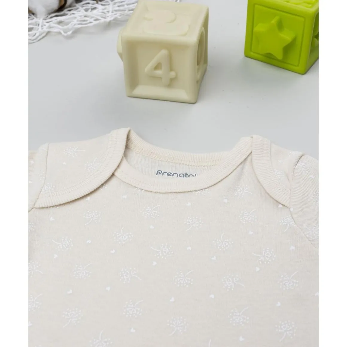 Body beige de manga corta para bebé con estampado floral