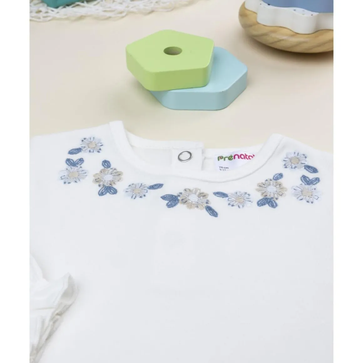 Body de niña blanco con bordado floral