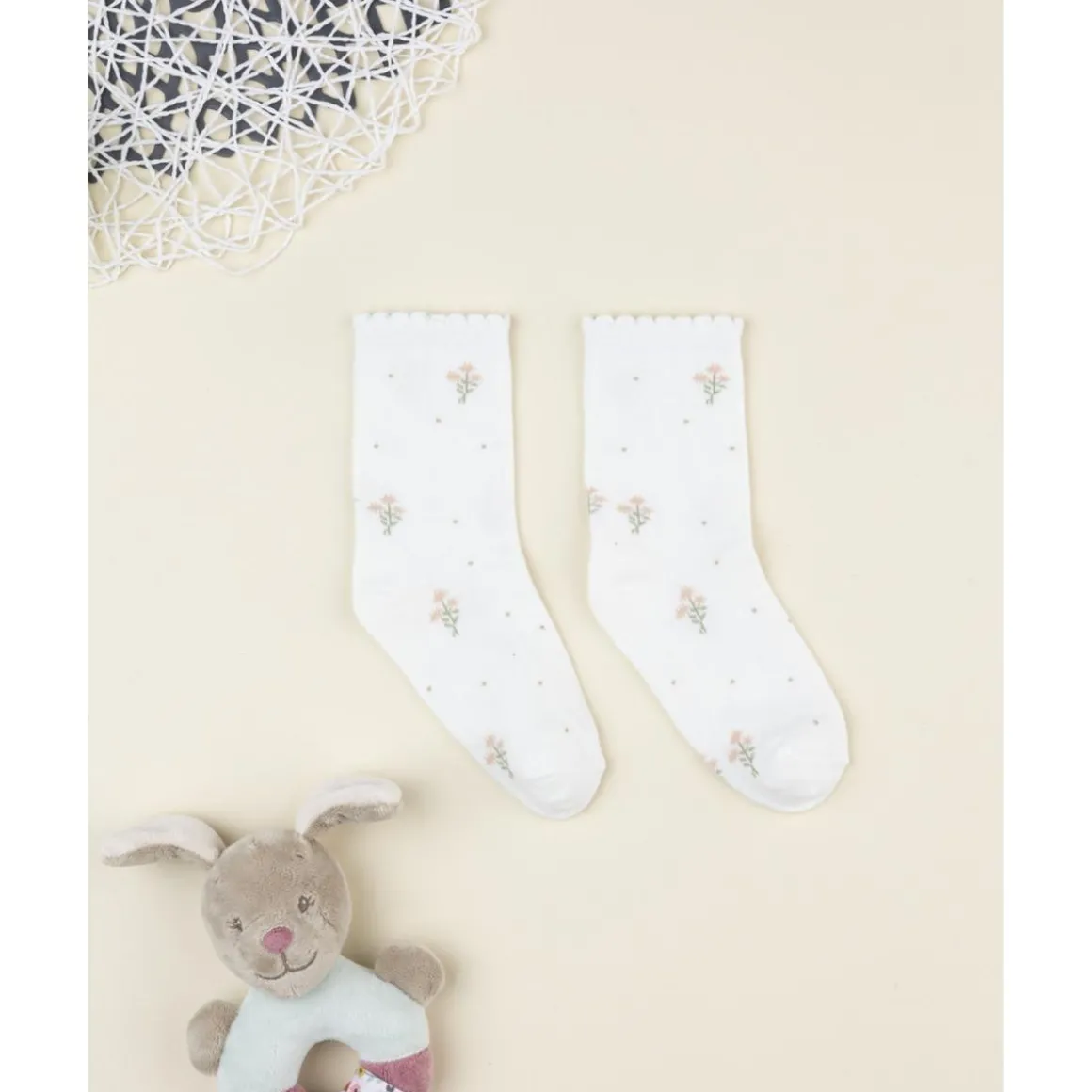 Calcetines niña blancos con flores bordadas