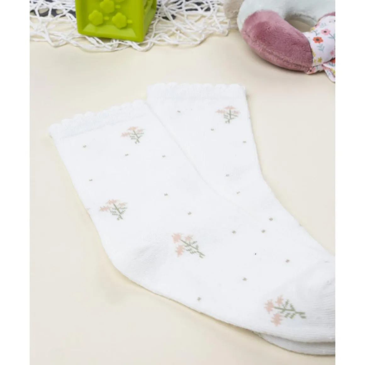Calcetines niña blancos con flores bordadas