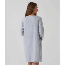 Camisa de noche premamá gris con lunares y volantes