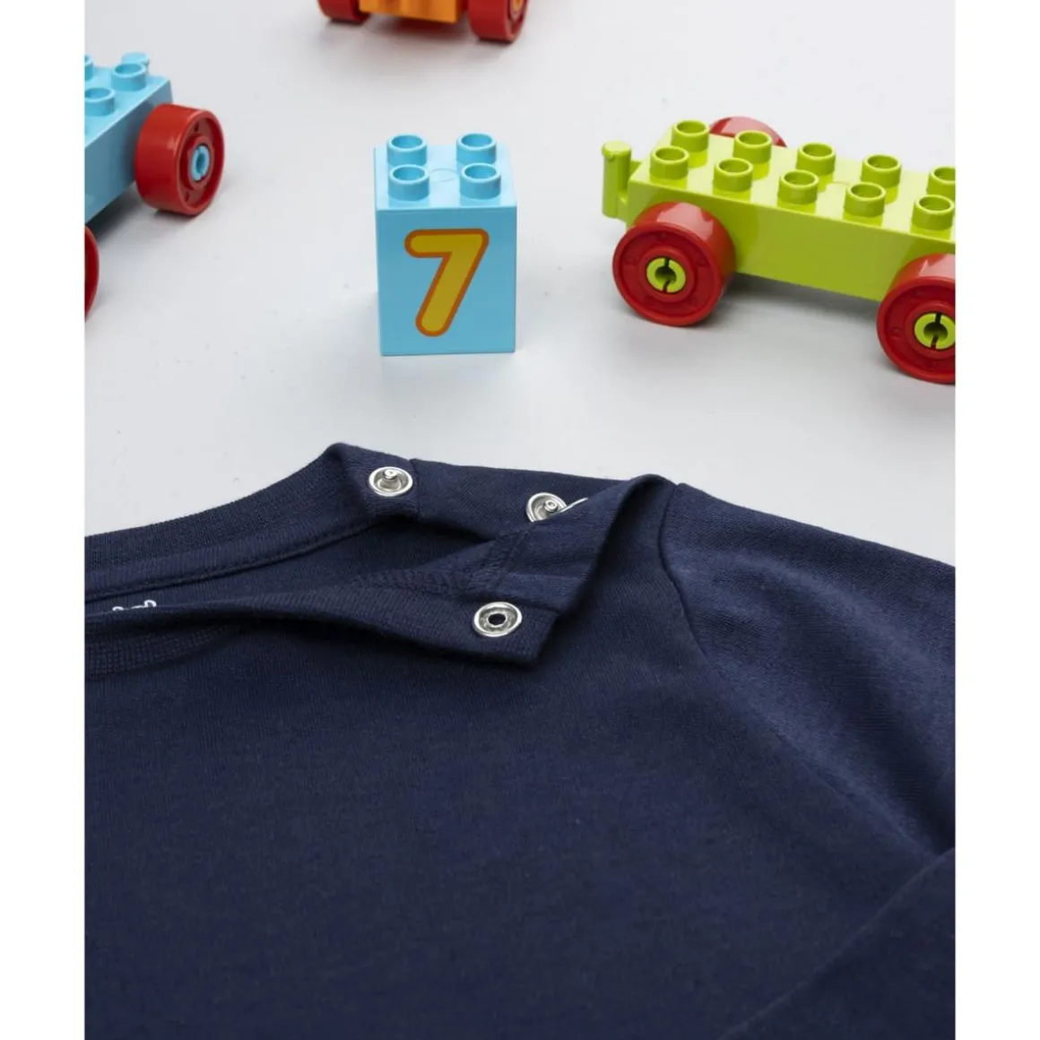 Camiseta azul marino de manga larga para niño
