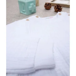 Camiseta blanca de cuello redondo para niño