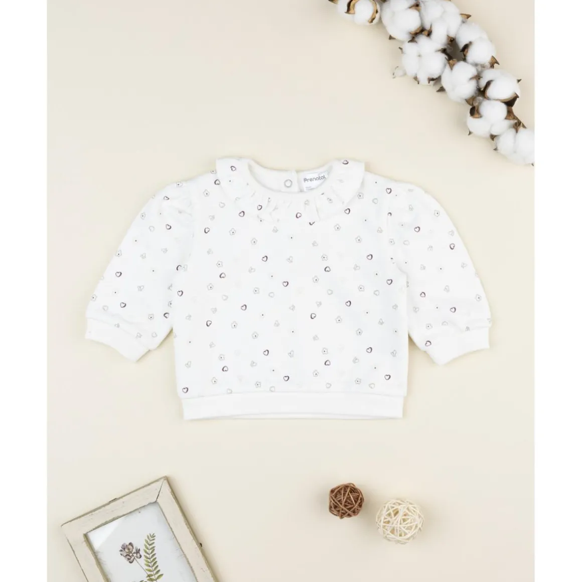 Camiseta blanca de niña con corazones y volantes