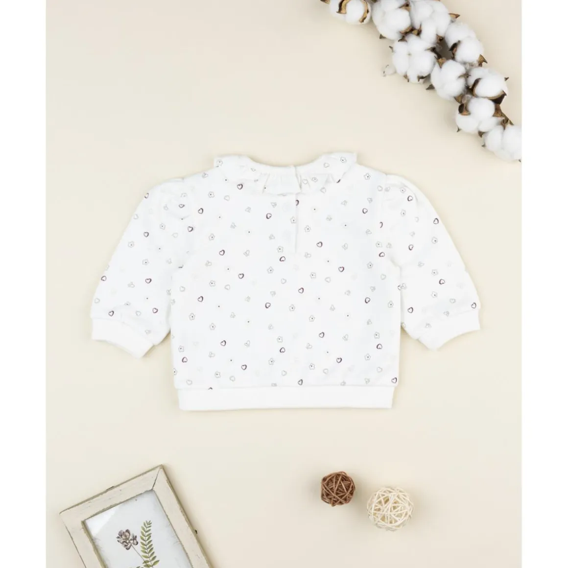Camiseta blanca de niña con corazones y volantes