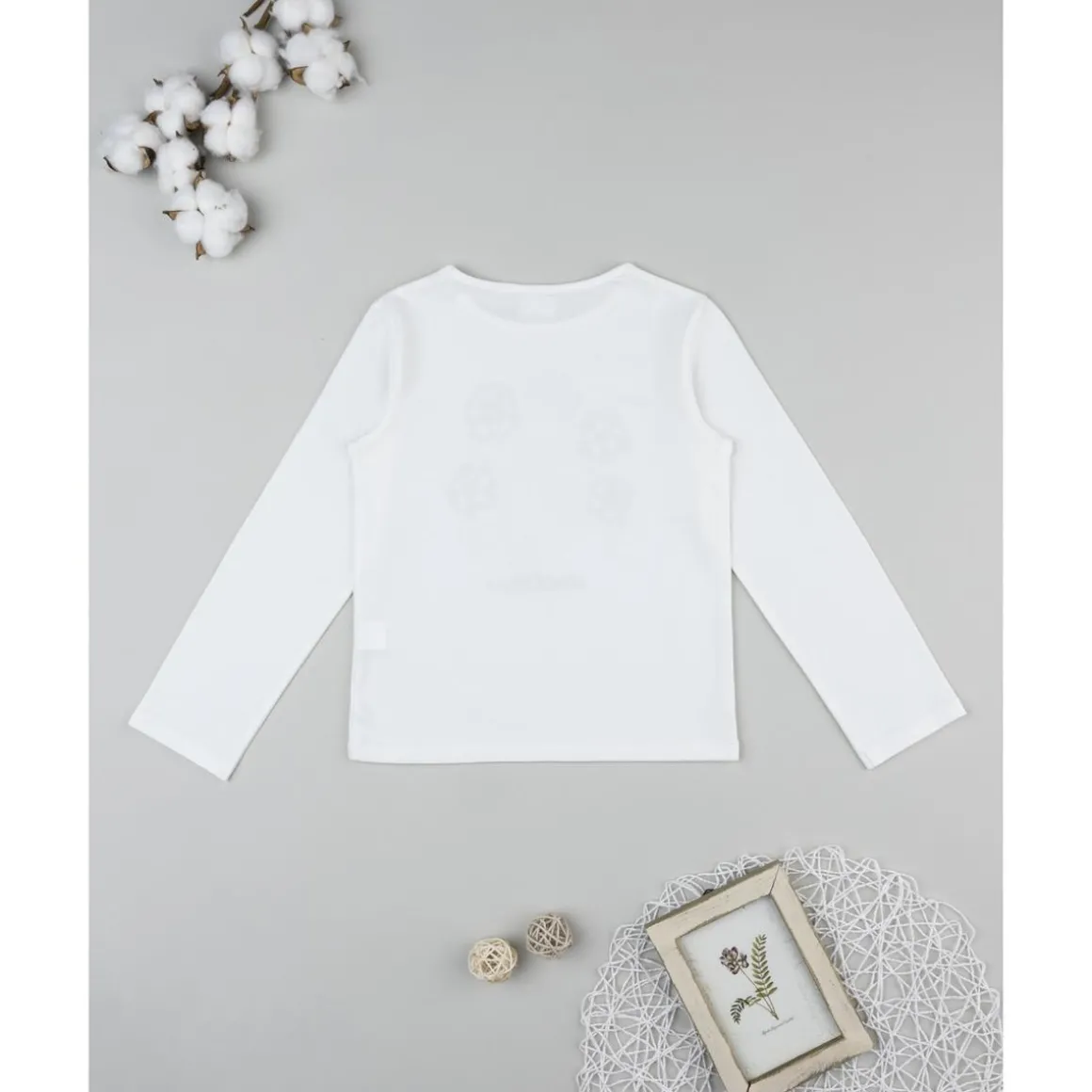Camiseta blanca niña con bordados florales