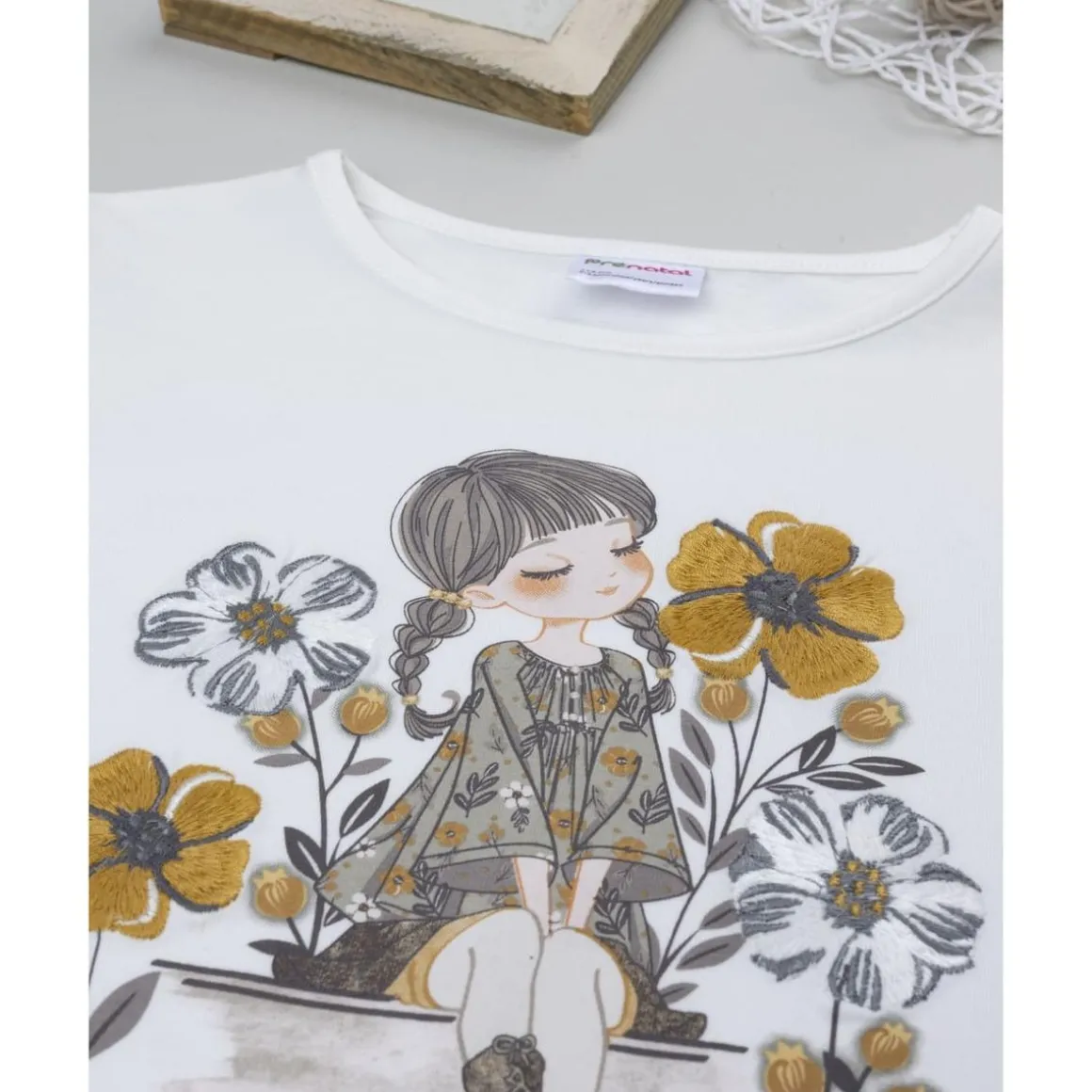 Camiseta blanca niña con bordados florales