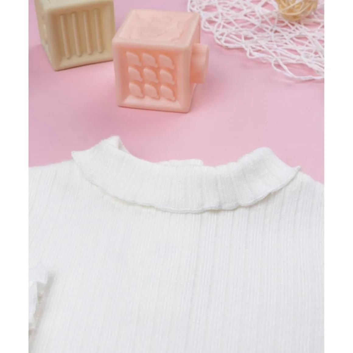 Camiseta cuello alto canalé blanca niña