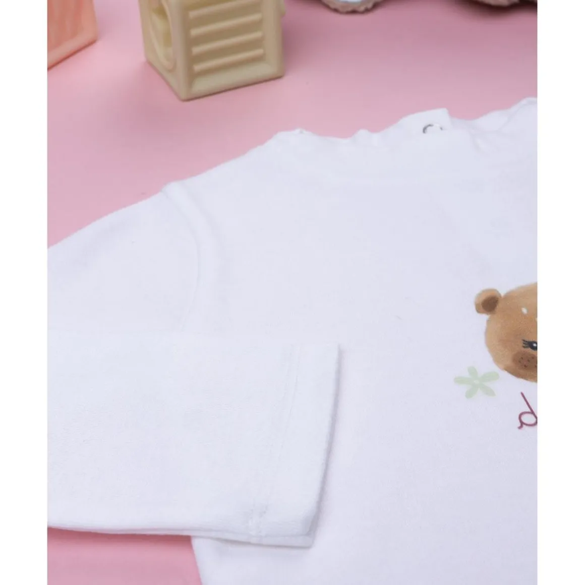 Camiseta cuello alto niña blanca con osito
