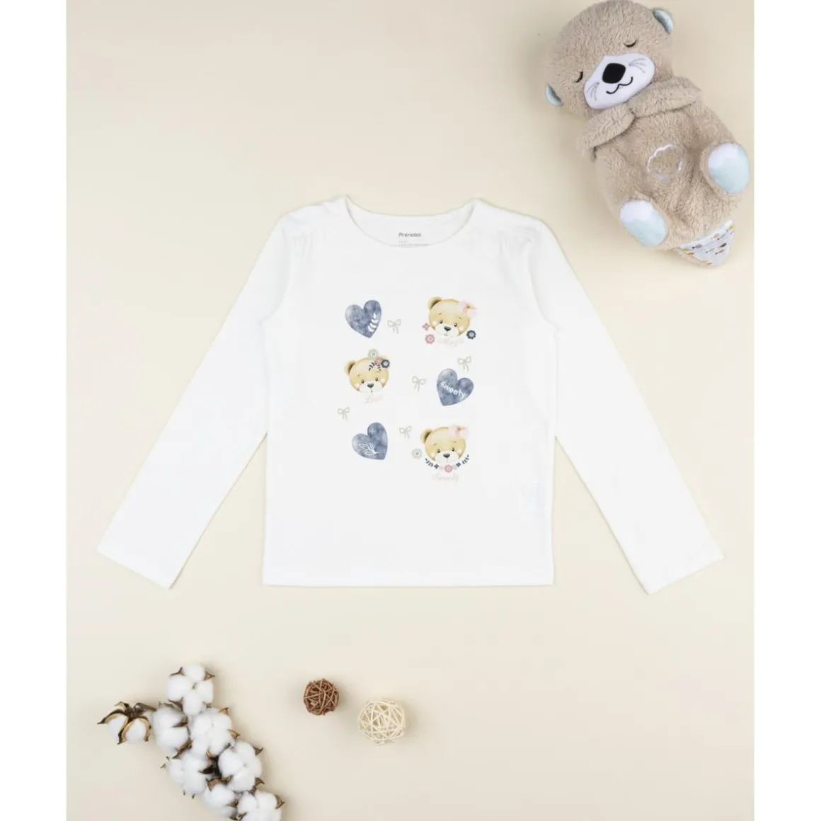 Camiseta de niña blanca con estampado de corazones y ositos