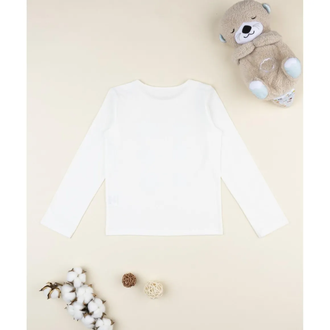 Camiseta de niña blanca con estampado de corazones y ositos