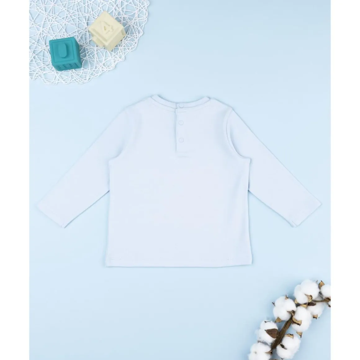 Camiseta de niño azul con parche de oso