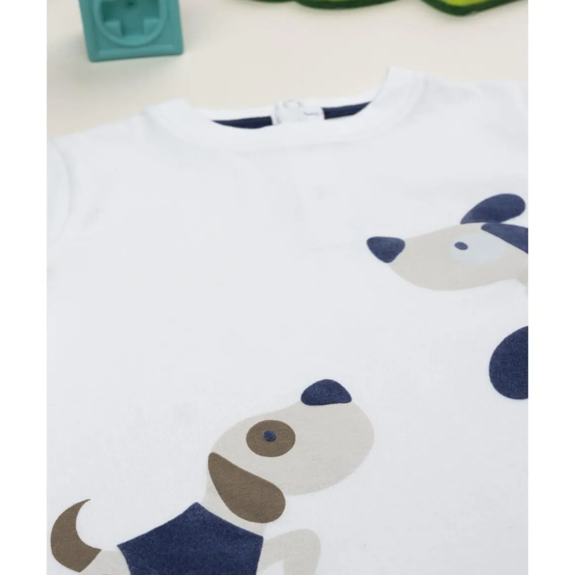 Camiseta de niño blanca con estampado de perritos