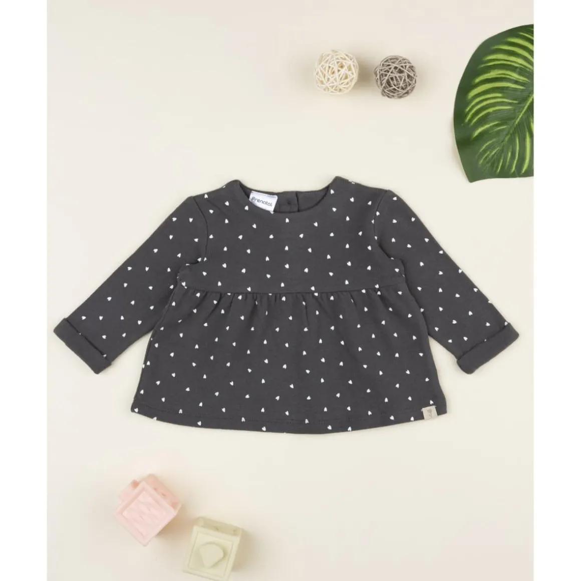 Camiseta niña gris con corazones