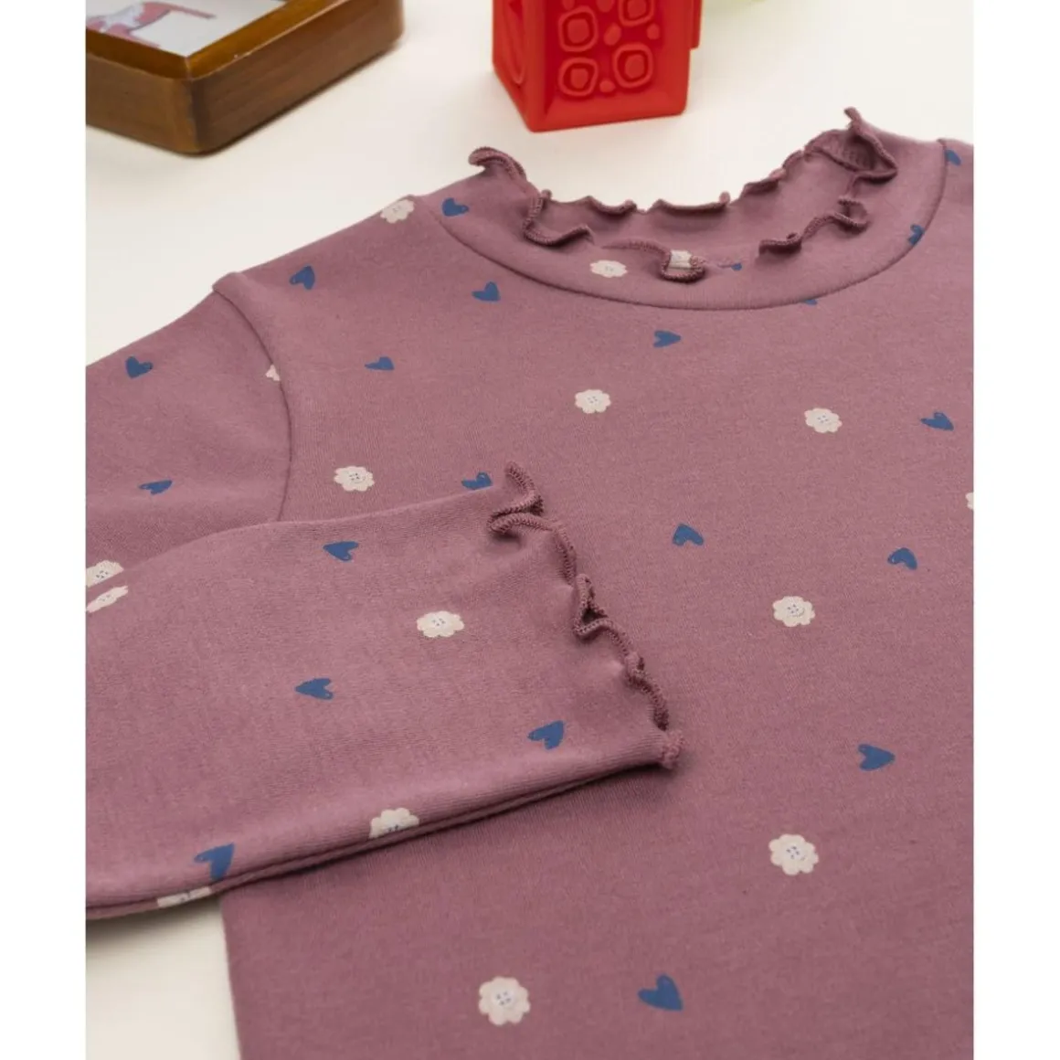 Camiseta niña rosa con corazones