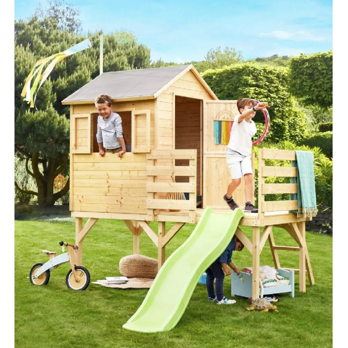 Casa infantil de madera con tobogán Josephine