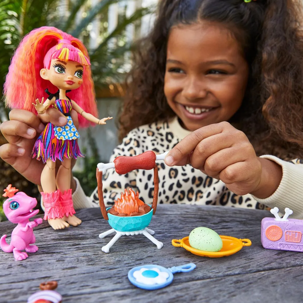 Cave Club - Muñeca Emberly - Playset BBQs