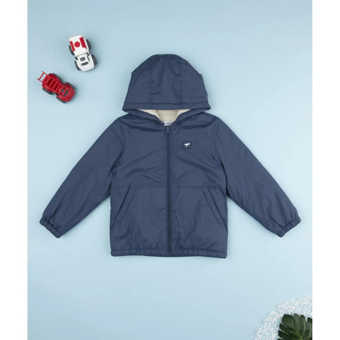 Chaqueta cortavientos azul con forro polar