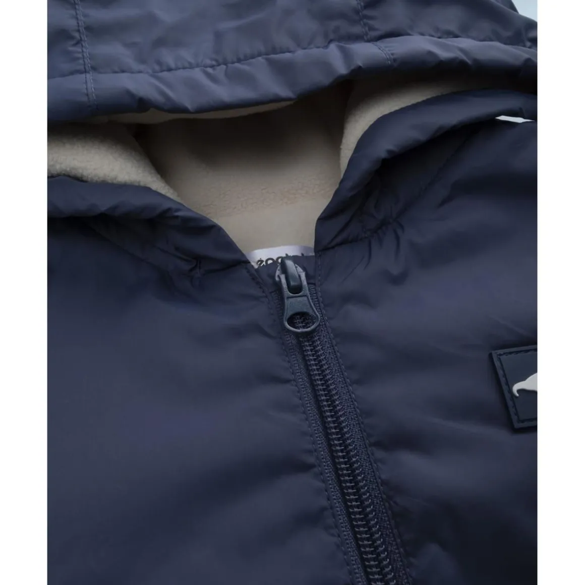 Chaqueta cortavientos azul con forro polar