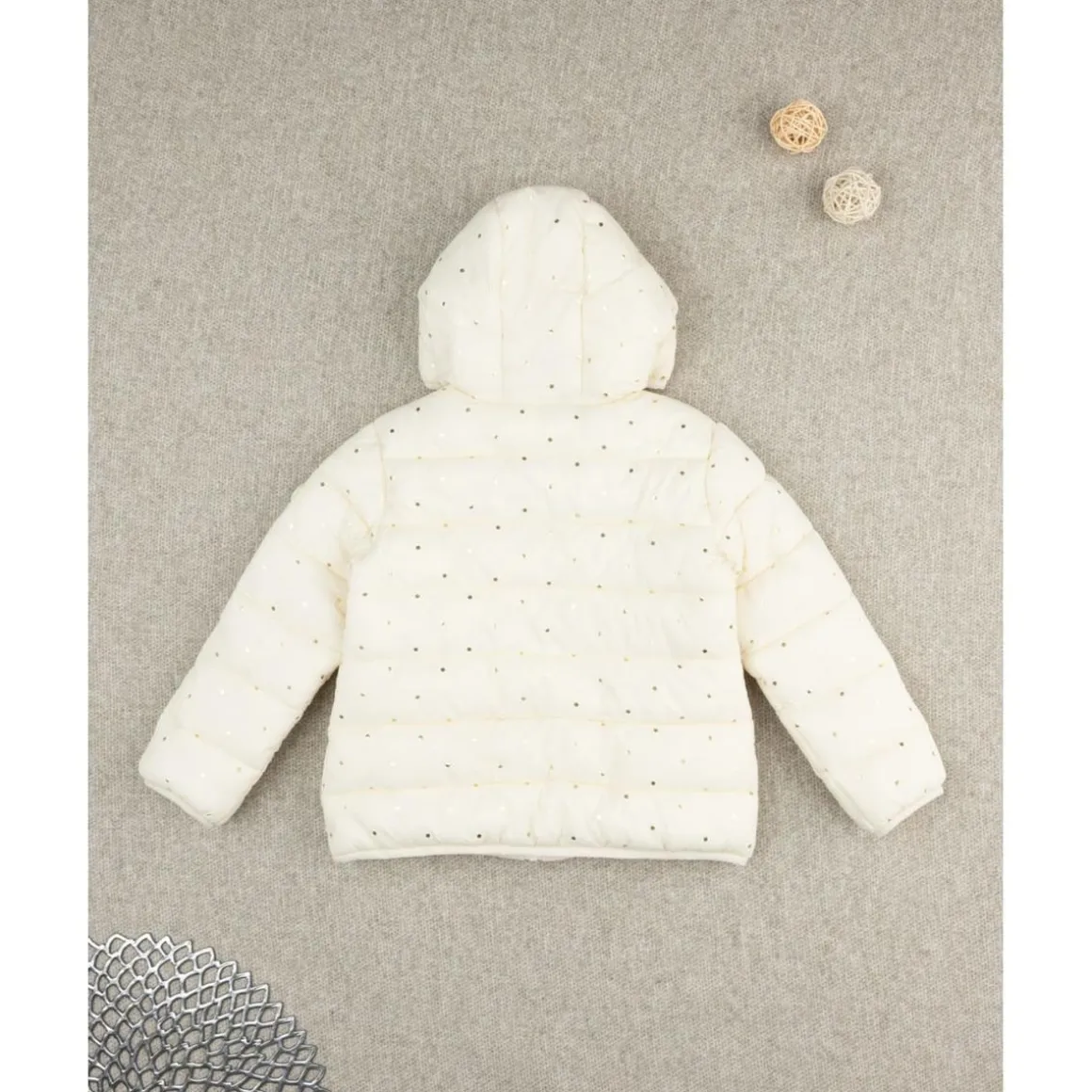 Chaqueta niña color crema con capucha y topos foil