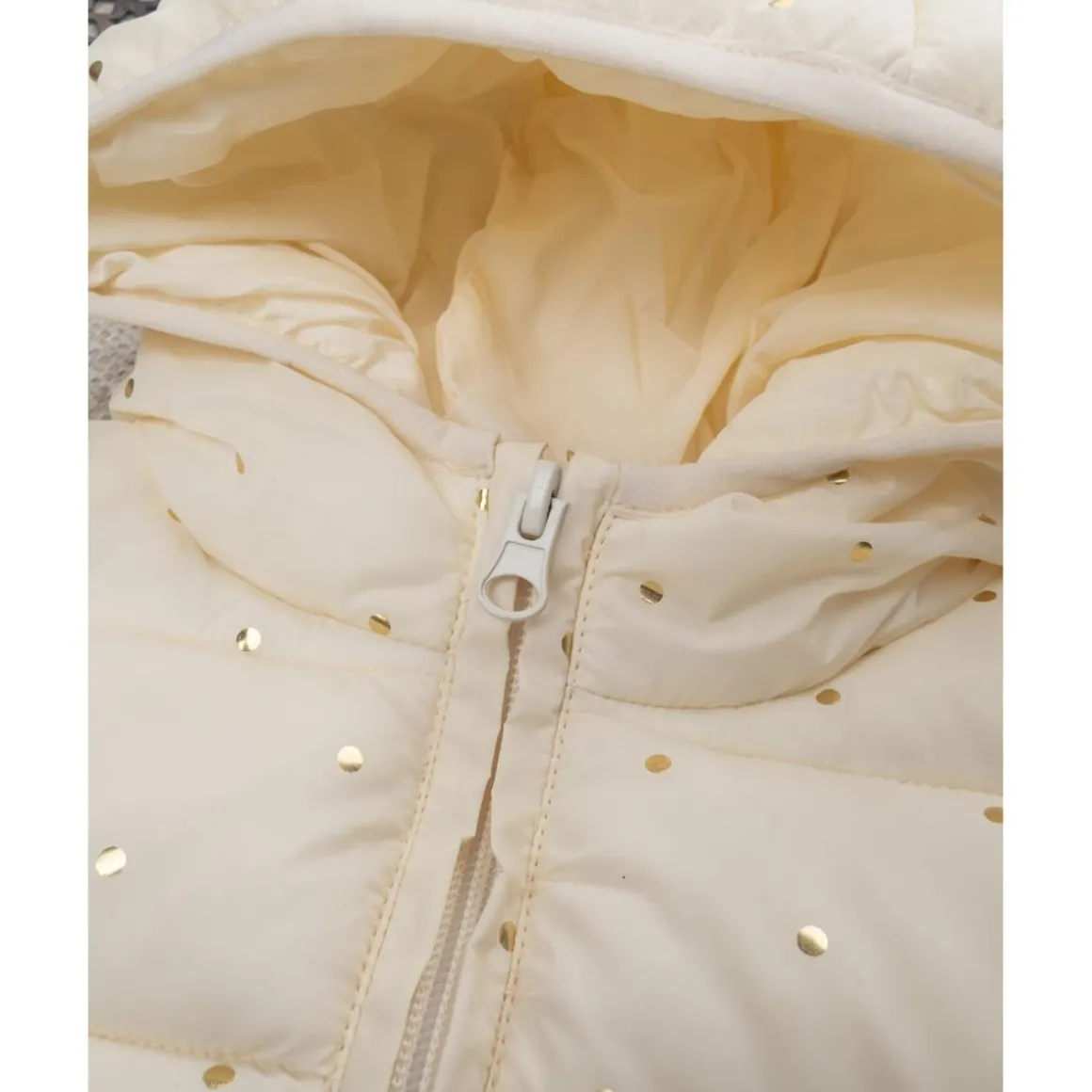 Chaqueta niña color crema con capucha y topos foil