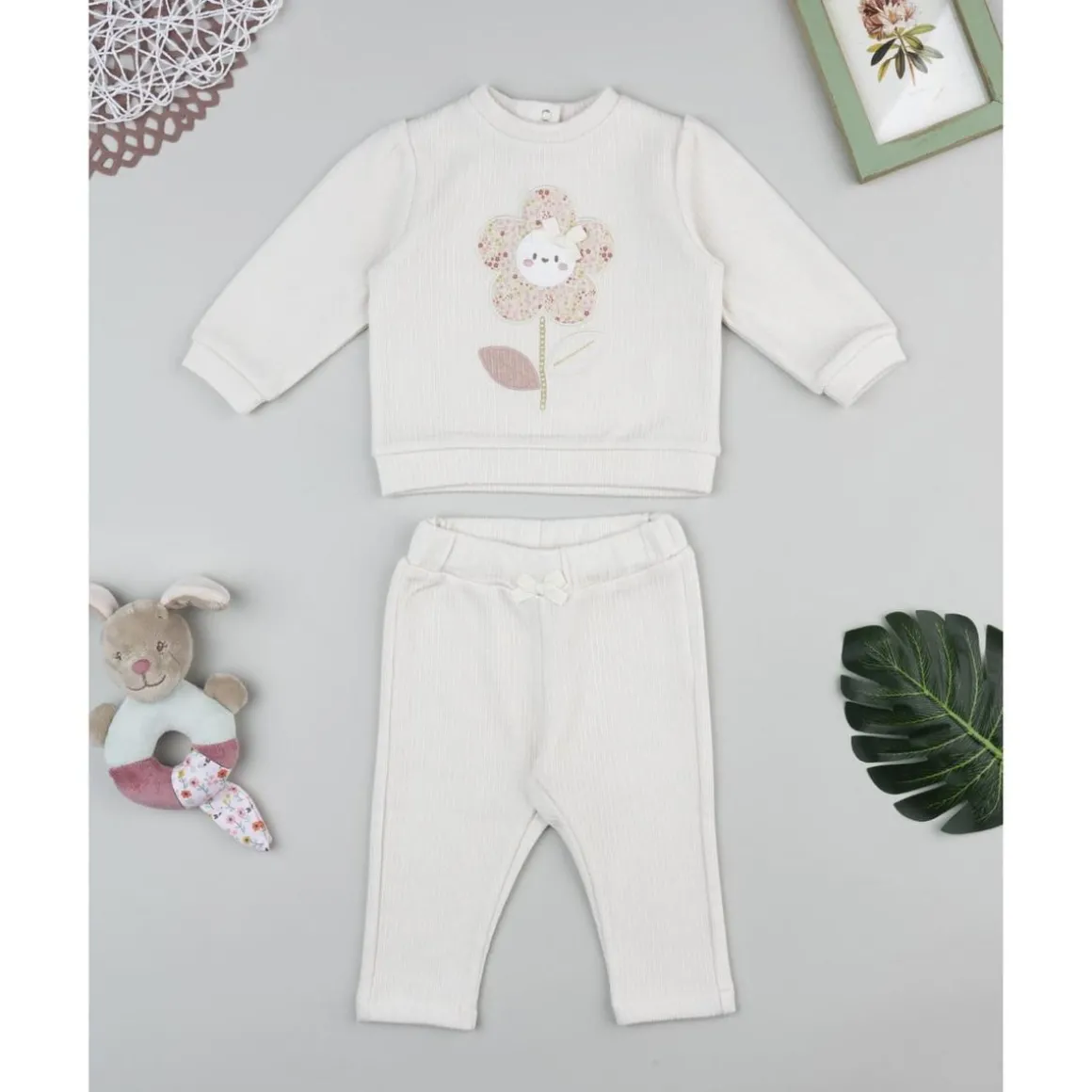 Conjunto dos piezas de bebé con estampado de margarita