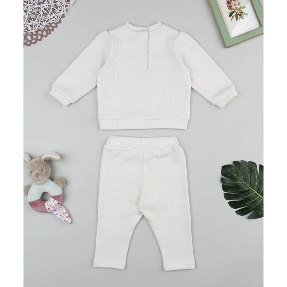 Conjunto dos piezas de bebé con estampado de margarita