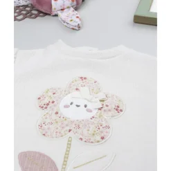 Conjunto dos piezas de bebé con estampado de margarita