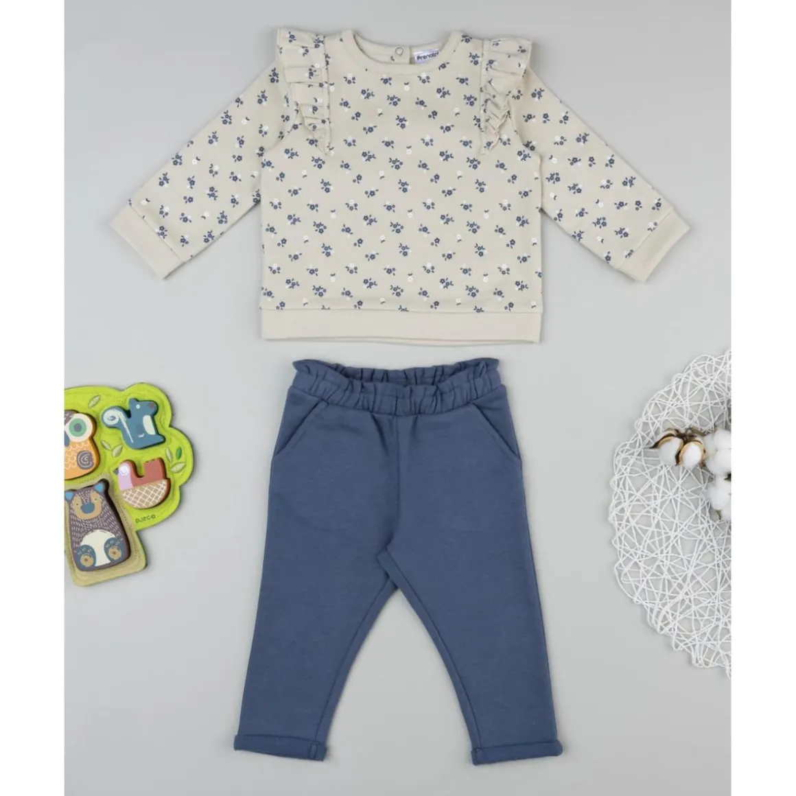 Conjunto niña beige y azul con flores