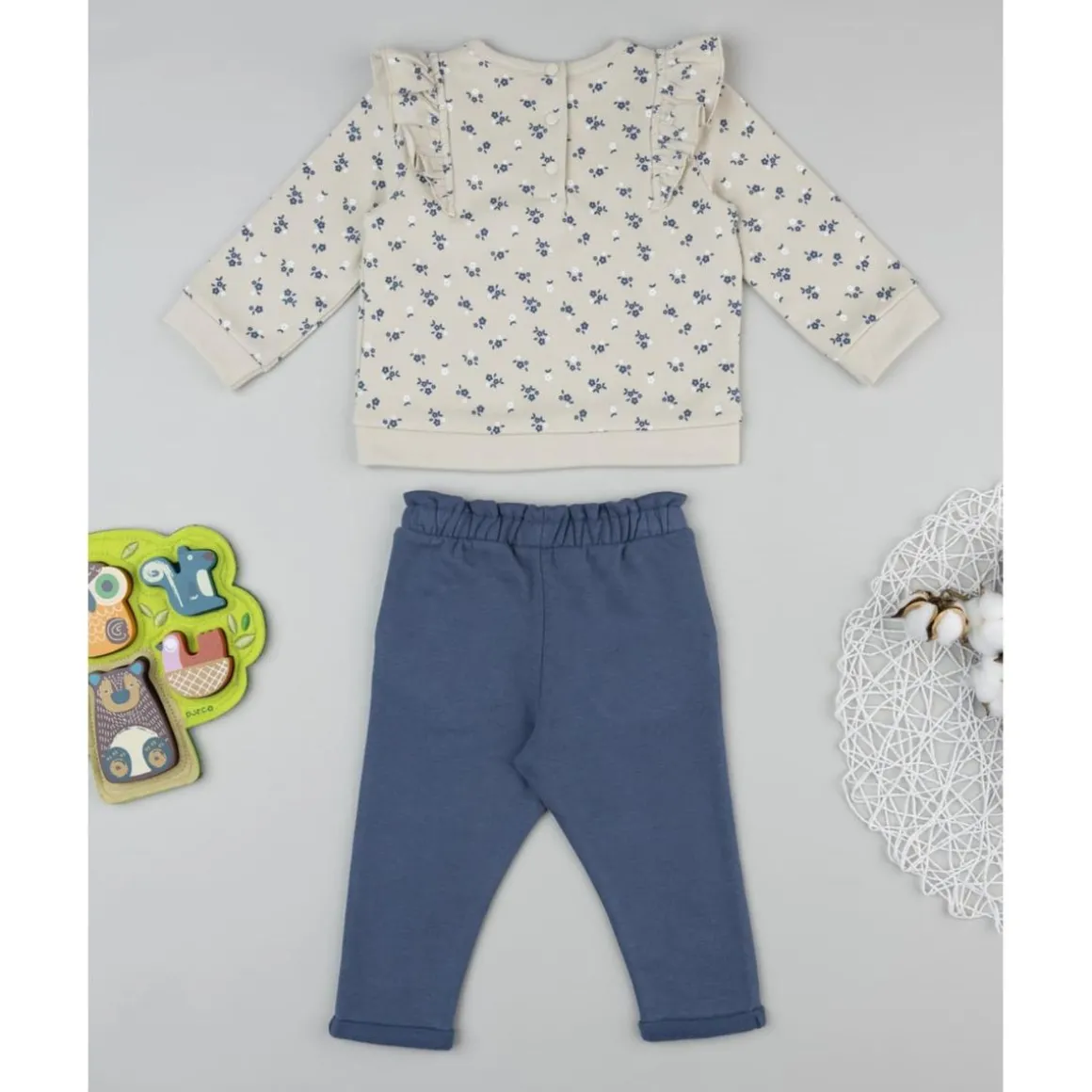 Conjunto niña beige y azul con flores