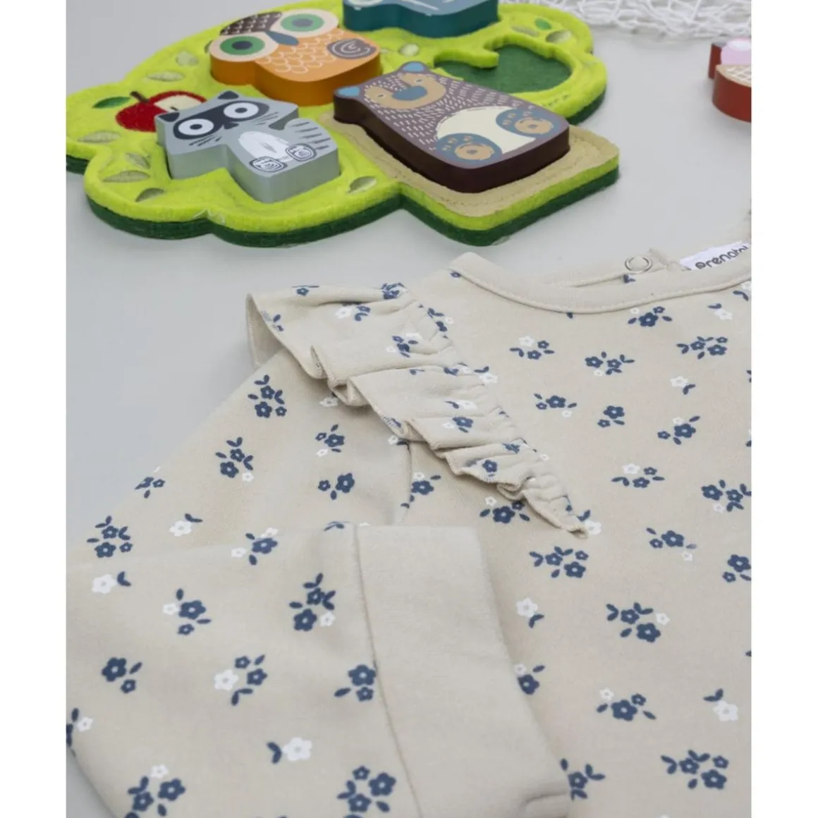 Conjunto niña beige y azul con flores