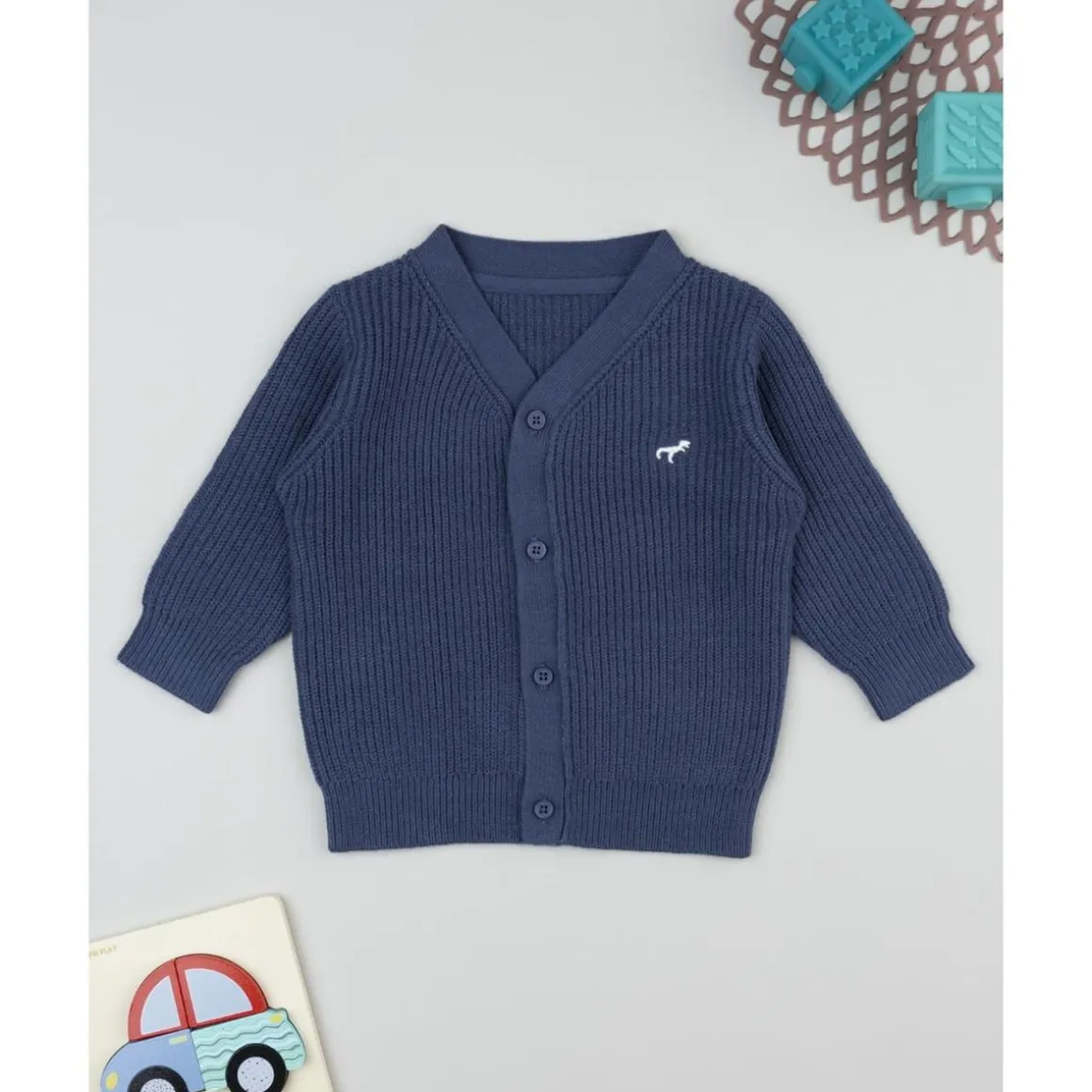 Cárdigan de niño azul tricotado