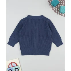 Cárdigan de niño azul tricotado