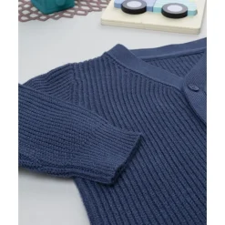 Cárdigan de niño azul tricotado