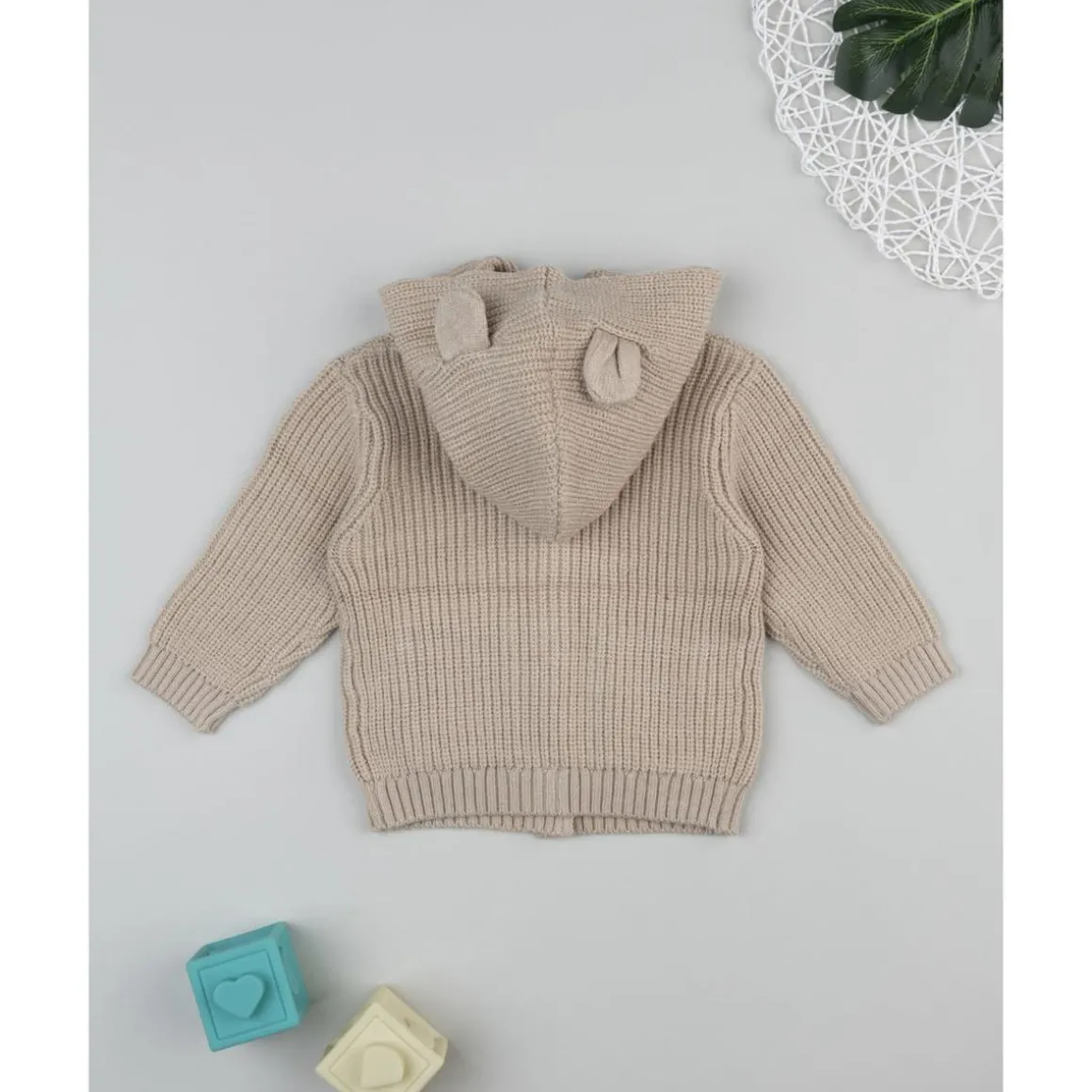 Cárdigan de niño marrón tricot con capucha
