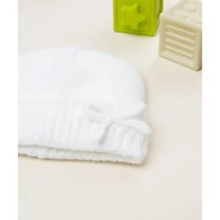Gorro de punto blanco con lazo para niña