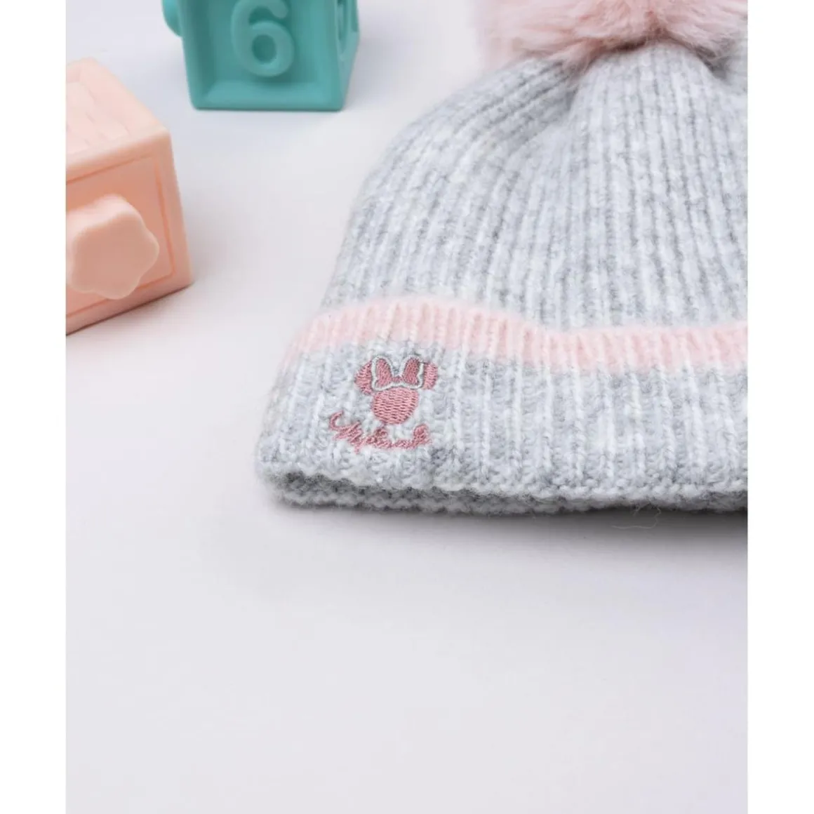 Gorro de punto con pompón Minnie para niña