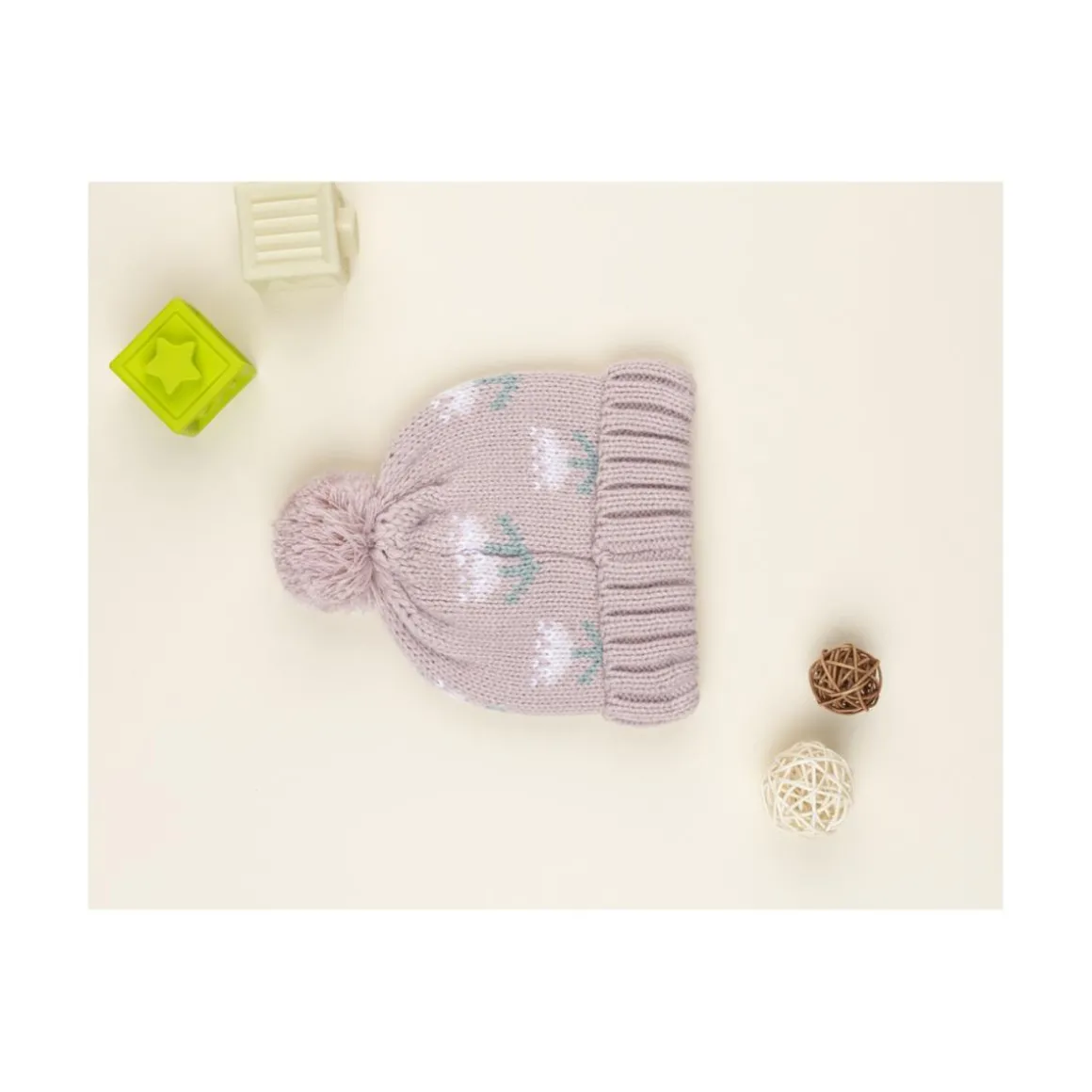 Gorro rosa con pompón y bordado para niña