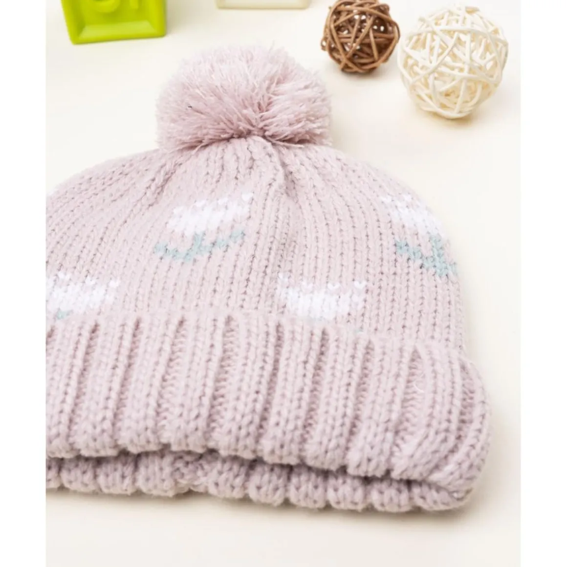 Gorro rosa con pompón y bordado para niña