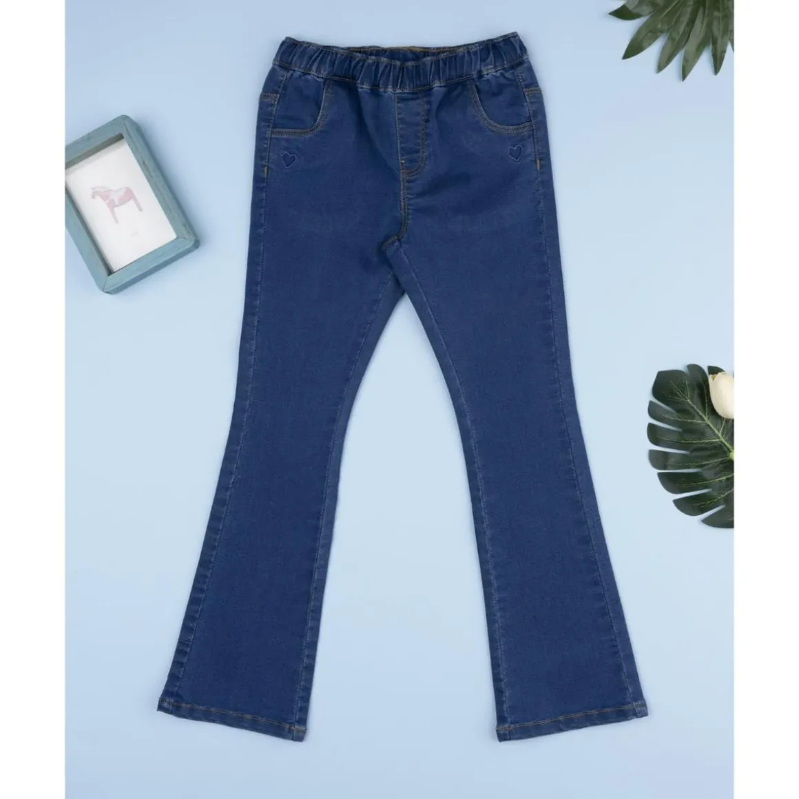 Jeans azul con bordado corazón para niña