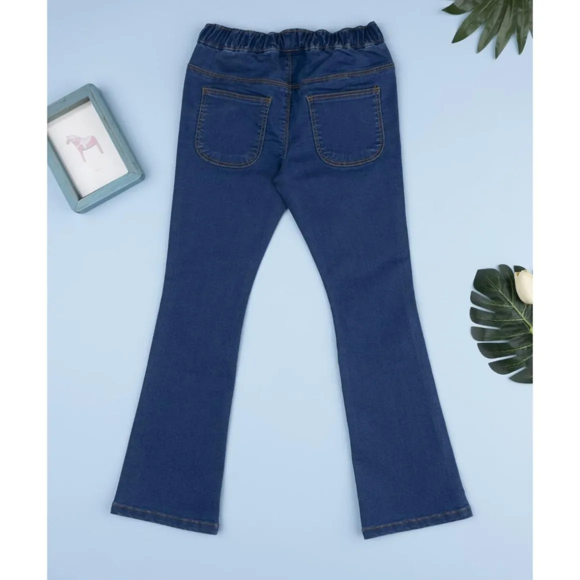 Jeans azul con bordado corazón para niña